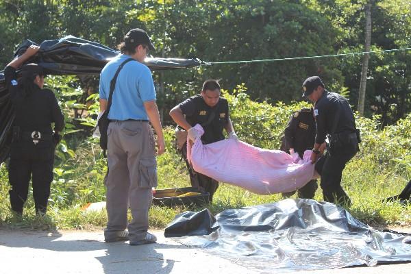 agentes cubren el cuerpo de una mujer, en Petén.