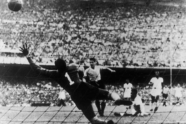 El balón del Maracanazo se vendió por 22.000 dólares. Primer gol de Uruguay en la final, con la pelota como protagonista. (Foto Prensa Libre: cortesía El Mundo)