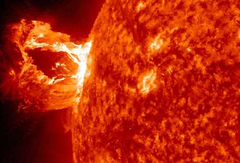 Imagen proporcionada por la Nasa muestra al Sol lanzando una llamarada de clase M1.7 asociada con una erupción de la prominencia del 16 de abril último. (Foto Prensa Libre: AP)