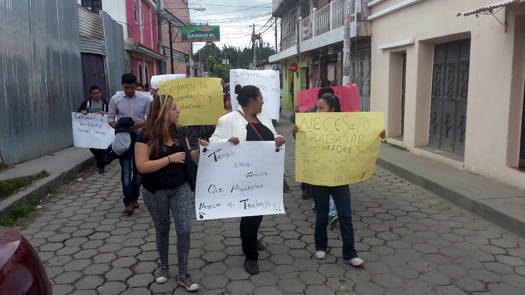 Exempleados de Salud se manifiestan en Santa Cruz del Quiché. (Foto Prensa Libre: Óscar Figueroa).