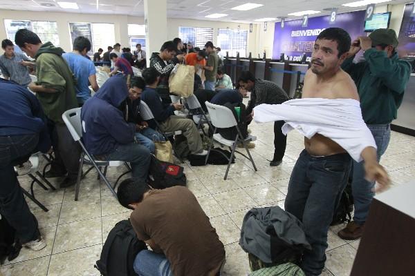 El último grupo de deportados  arriba a la Fuerza Aérea, en donde, durante el registro de identificación, se escuchaba una grabación con música de marimba, para darles la bienvenida.