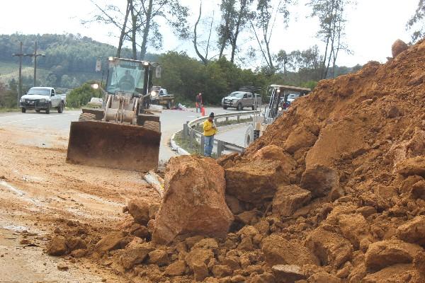 Maquinaria de Conasa trabaja para quitar  la tierra, en  la  ruta Interamericana.