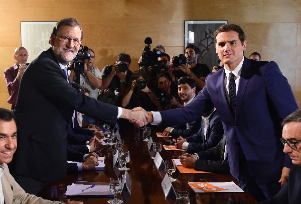 Mariano Rajoy (i) saluda Albert Rivera después de la firma del acuerdo. (Foto Prensa Libre:AFP).