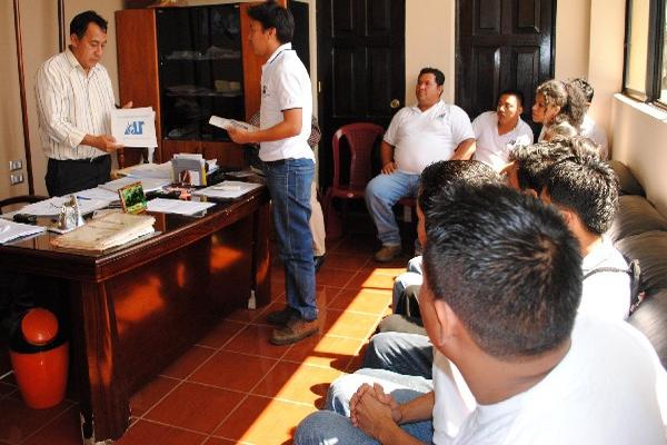 Estudiante entrega la iniciativa, en representación de la entidad académica y compañeros.