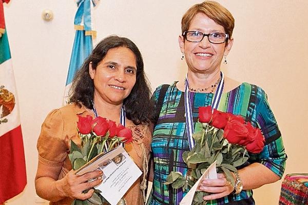 Maestras Reyna Alicia Garrido y Libia Vaneza Zúñiga de Gamboa, homenajeadas. (Foto Prensa Libre: Edwin Castro)