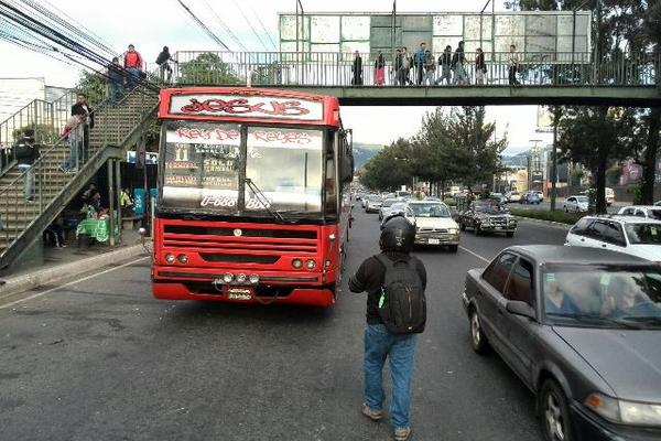 Autobús que fue atacado a balazos en el km 13 de la calzada Roosevelt. (Foto Prensa Libre: Érick Ávila)<br _mce_bogus="1"/>