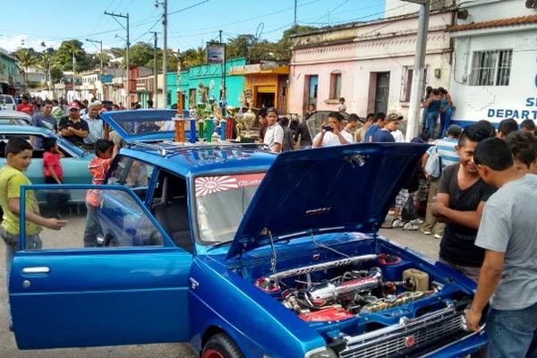 Unos 50 automotores antiguos fueron exhibidos en Barberena. (Foto Prensa Libre: Oswaldo Cardona).