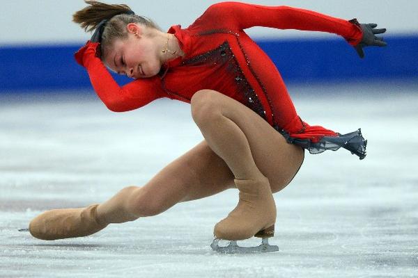 Con 15 años, Julia Lipnitskaia se corona campeona de Europa en el campeonato de patinaje sobre hielo celebrado en Budapest. (Foto Prensa Libre: AFP)