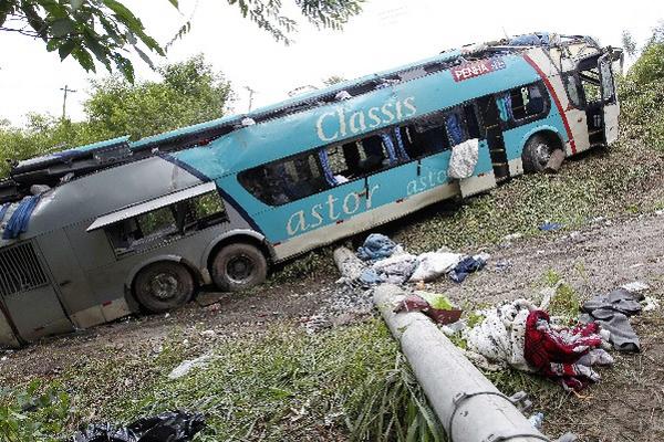 Autobús cayó   en un barranco, en Sao Paulo. (Foto Prensa Libre: EFE)