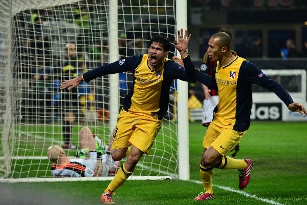 Diego Costa celebra la anotación del Atlético que le dio la victoria 0-1 en la cancha de Milan. (Foto Prensa Libre: AFP)