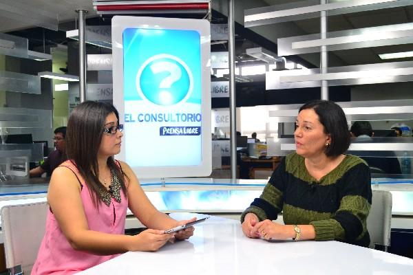 La psicóloga  Helen Viau  (Der.) conversa con Pamela Saravia,  durante  El Consultorio.