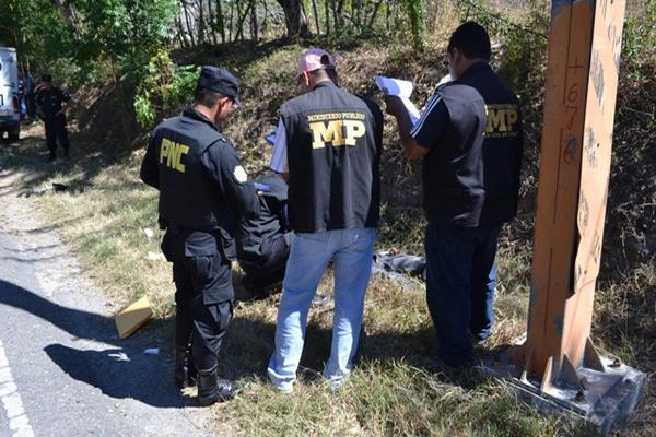 Peritos del Ministerio Público realizan trabajos de recolección de evidencias en el kilómetro 163, aldea el Ingeniero, Chiquimula, lugar donde se localizó un cadáver. (foto Prensa Libre: Edwin Paxtor)<br _mce_bogus="1"/>