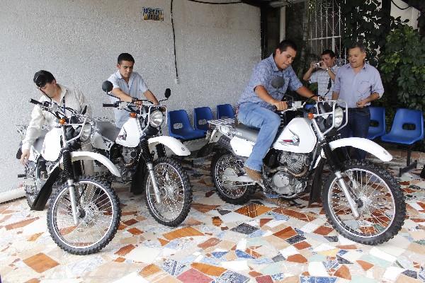 Los tres vehículos son de modelo reciente.