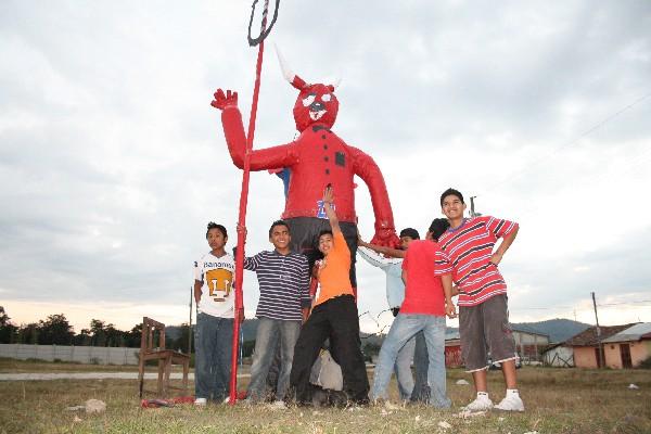 Las  piñatas con figura  de diablo son   una  opción  para minimizar  la contaminación.