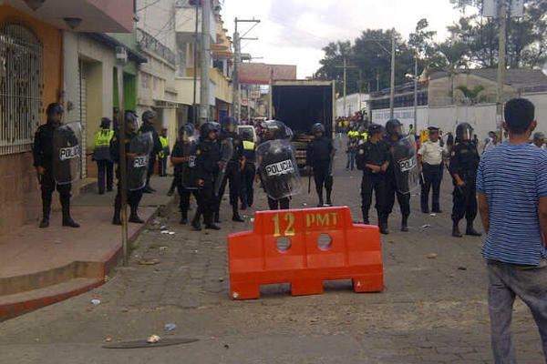 Las autoridades utilizaron gas lacrimógeno para desalojar a los comerciantes. (Foto Prensa Libre: Edwin Paxtor)