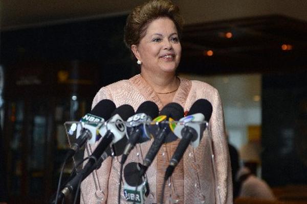 Rousseff busca reunir apoyo de partidos que integrarán la coalición electoral. (Foto Prensa Libre:AFP)<br _mce_bogus="1"/>