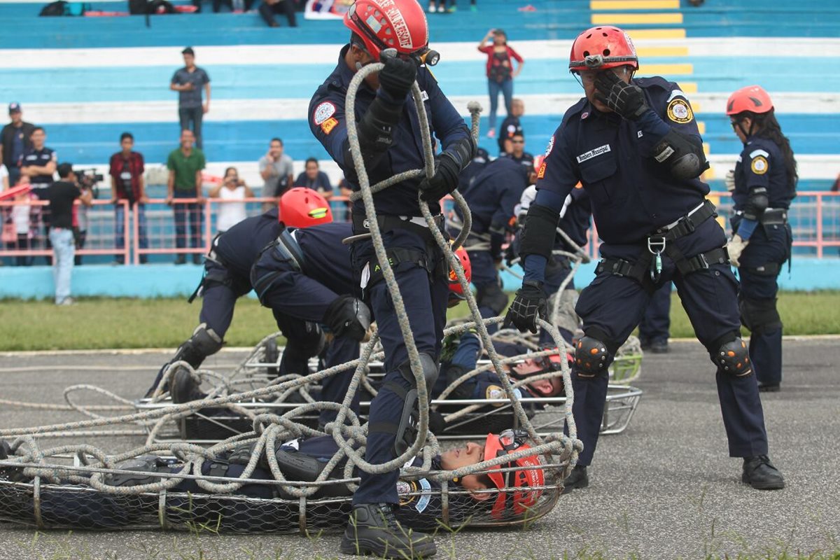 Bomberos Municipales muestran sus habilidades de rescate durante las olimpiadas bomberiles. (Foto Prensa Libre: Álvaro Interiano)