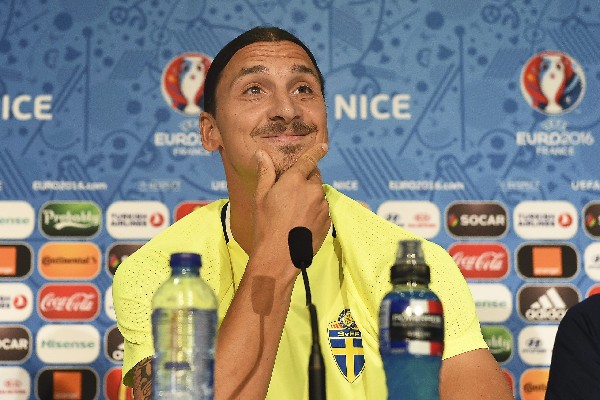 Zlatan Ibrahimovic en la conferencia a la prensa donde anunció su retiro. (Foto Prensa Libre: EFE)