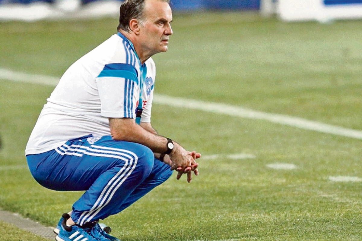 Marcelo Bielsa no pierde detalles de su equipo durante los juegos. (Foto Prensa Libre:  AFP)