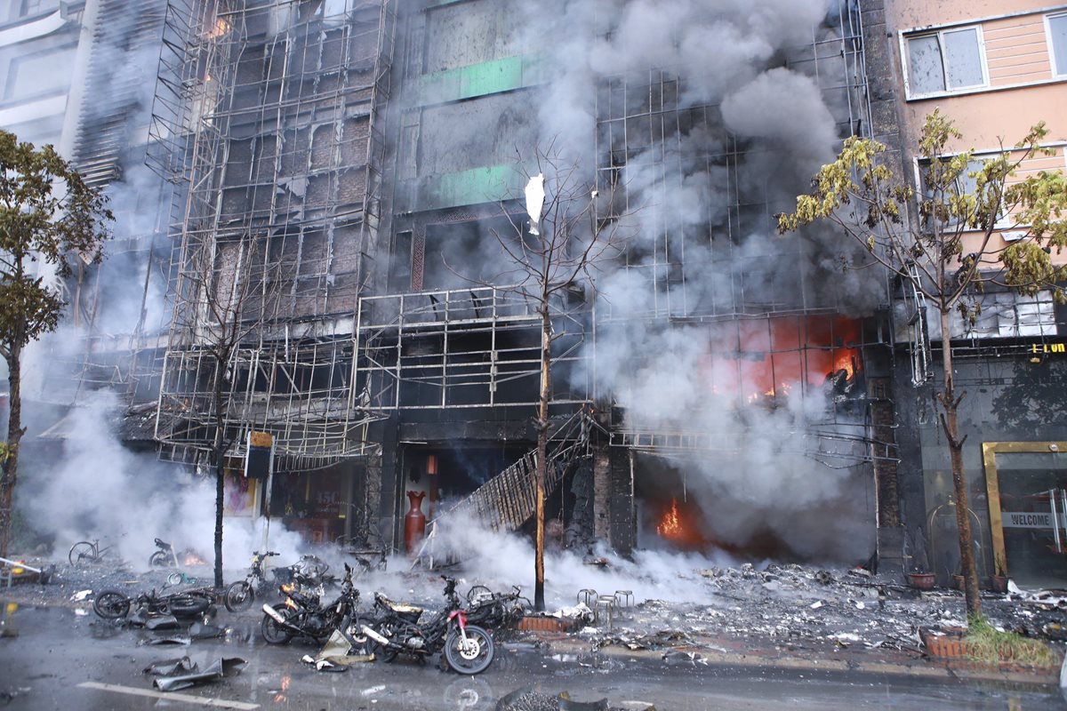 Un grupo de bomberos trabaja en las labores de extinción del fuego en el karaoke de Hanoi, Vietnam. (Foto Prensa Libre: EFE).