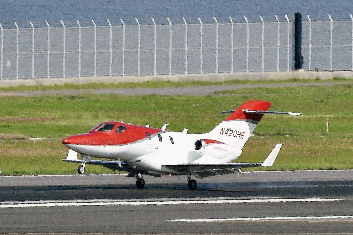 El HondaJet, despega hoy por primera vez desde el aeropuerto Haneda en Tokio. (Foto Prensa Libre:EFE)