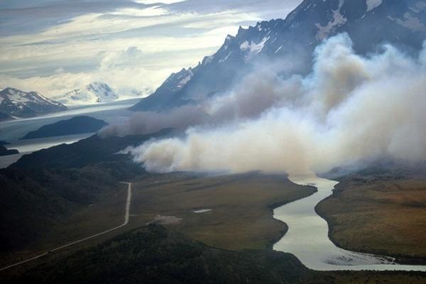 Vista del área afectada por un incendio forestal en el parque nacional Torres del Paine, Chile. (Foto Prensa Libre: EFE)