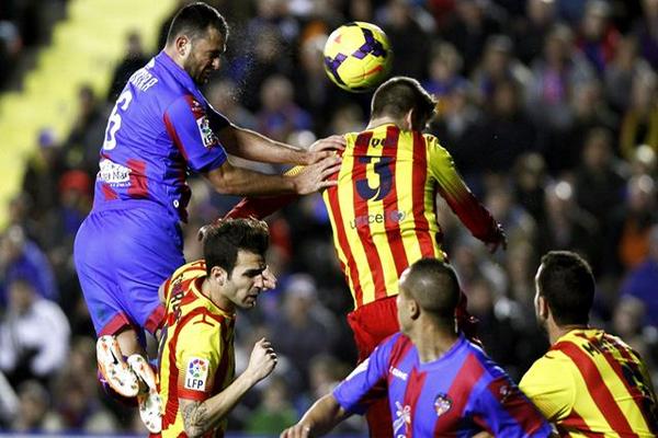 Vyntra se coló ante toda la defensa con un cabezazo que mandó el balón al fondo del arco azulgrana. (Foto Prensa Libre: EFE)