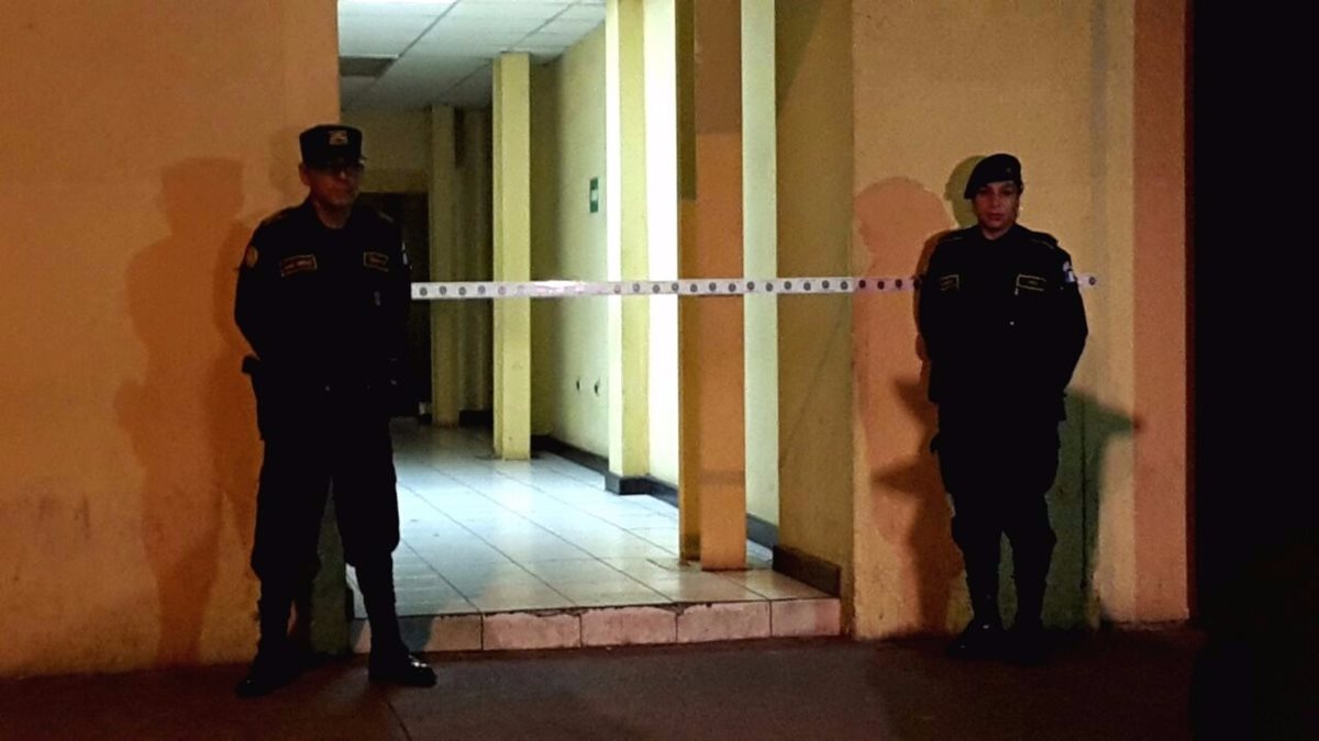 La Policía Nacional Civil ofreció algunos detalles sobre la muerte del agente en la sede central de la institución. (Foto Prensa Libre: Byron Vásquez)