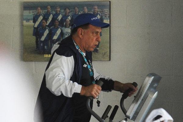 Almeida también participó en la sesión de  gimnasio. (Foto Prensa Libre: Francisco Sánchez)