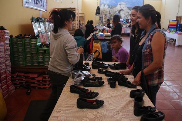 Calzado, uniformes y otros artículos para el inicio del ciclo escolar, son ofertados en Huehuetenango. (Foto Prensa Libre: Mike Castillo)