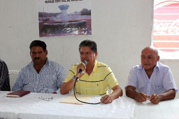 Pablo Aguilar Morales, alcalde de Sansare,   durante   conferencia de prensa.