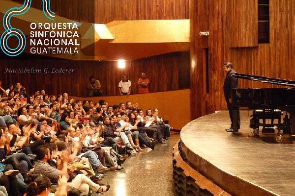 Vinicio Quezada enseña a sus estudiantes a ser sus propios gestores artísticos.