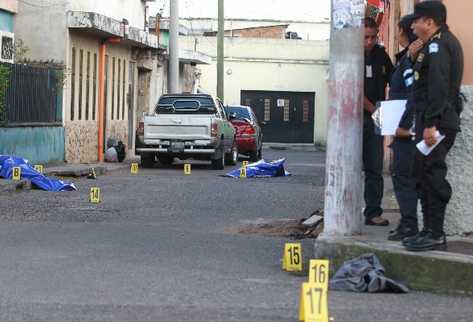 Los cuerpos de  Wendy  Hernández y sus dos hijos yacen en la 17 avenida y 2a. calle B zona 6.