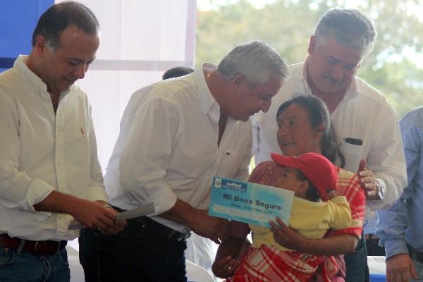 Presidente entrega  bono en Jutiapa.