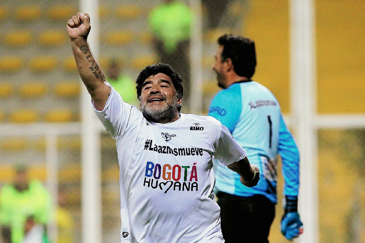 El exfutbolista argentino Diego Armando Maradona celebra su gol durante un partido del viernes último, en el estadio de Techo de Bogotá, Colombia. (Foto Prensa Libre: EFE)