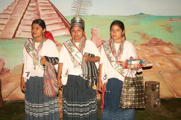 Mayra Floridalma Pan Choc, nueva soberana -al centro- junto a las dos finalistas. (Foto Prensa Libre: Ángel Tax). 