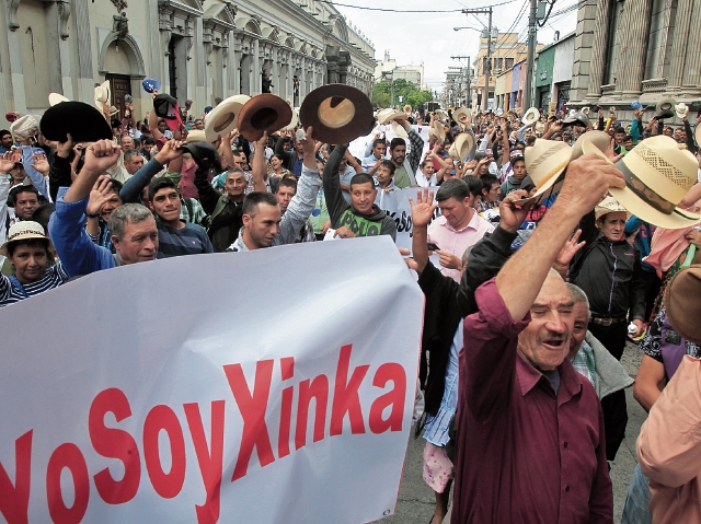 Pobladores xincas de unos  11 municipios manifestaron  en la capital para exigir respeto a su identidad y territorio. (Foto Prensa Libre: Hemeroteca PL)