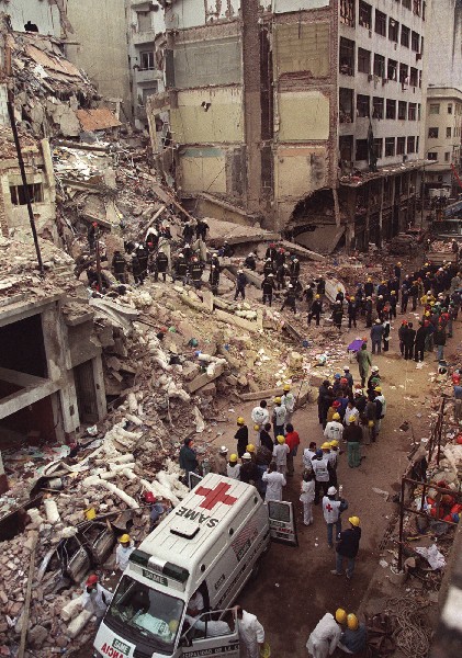 <em>Un carrobomba destruyó la sede dela Asociación Mutual Israelita Argentina en 1994. (Foto Prensa Libre: AP)
</em>