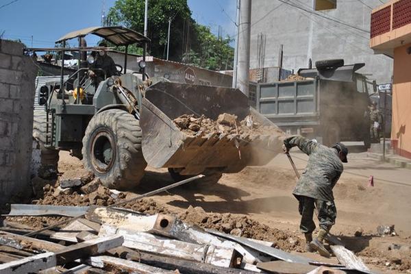 Maquinaria del Cuerpo de Ingenieros del Ejército retira ripio de un  inmueble demolido en San Pedro Sacatepéquez, San Marcos. (Foto Prensa  Libre: Aroldo Marroquín)