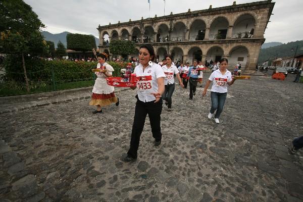 Meseras compiten en la carrera Las Charolas, en Antigua Guatemala.