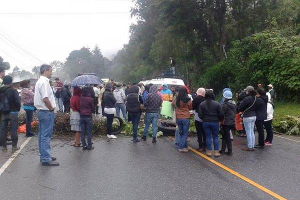 Maestros bloquean ruta a las Verapaces, en Purulhá, Baja, Verapaz. (Foto Prensa Libre: Eduardo Sam)