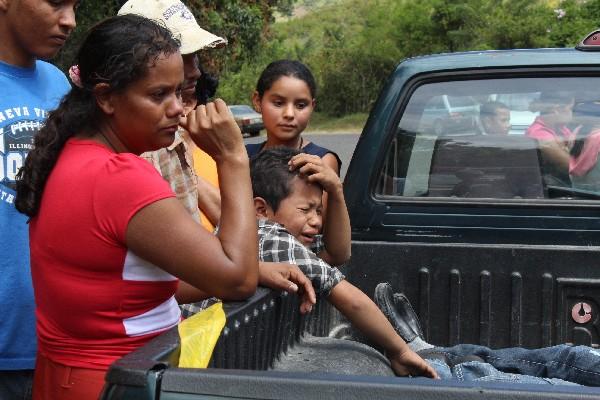 Familiares lloran a un pariente  muerto a balazos, en Jutiapa.