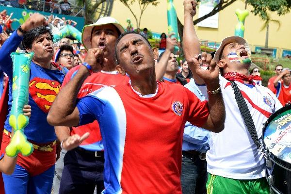 Aficionados ticos celebran en las calles de San José luego del triunfo de su selección en Brasil. (Foto Libre: AFP)