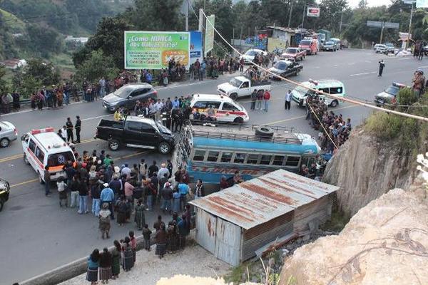 El militar pereció durante el impacto con el autobús. (Foto Prensa Libre: Angel Julajuj)<br _mce_bogus="1"/>