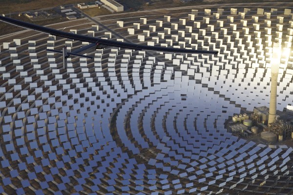 El avión Solar Impulse2 sobrevuela la planta termosolar Gemasolar en Sevilla. (Foto Prensa Libre: EFE)