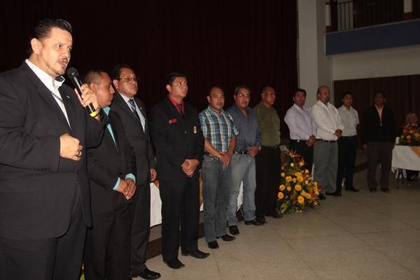 Autoridades de nueve municipios de Sacatepéquez reciben el documento que los declara libres de subrregistro. (Foto Prensa Libre: Miguel López)