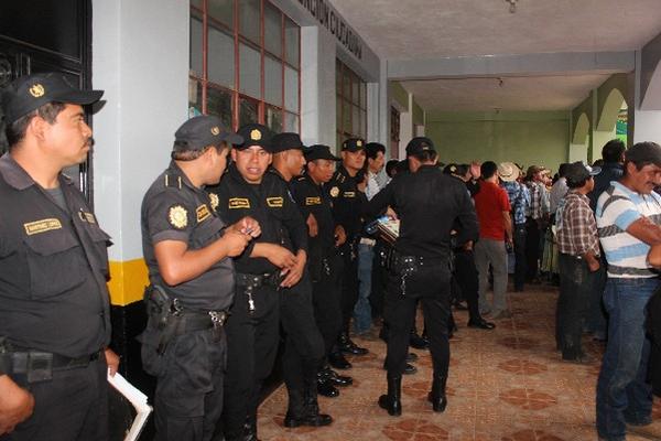 Agentes de la PNC llegan a Unión Cantinil para prestar seguridad a los pobladores de Huehuetenango.