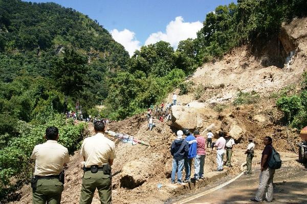 Pobladores de Sololá retiran gigantesco  derrumbe en el lugar conocido como La Catarata.