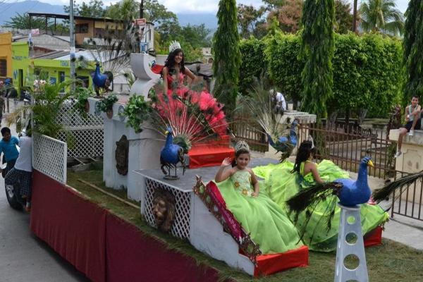 Una carroza que participa en el desfile en honor de la Virgen de Concepción, en Zacapa. (Foto Prensa Libre: Érick de la Cruz)<br _mce_bogus="1"/>