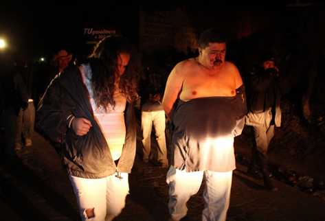 Andrés Nájera y Cleidi Hernández luego de ser vapuleados y azotados por comunitarios de Sololá. (Foto Prensa Libre: Ángel Julajuj)